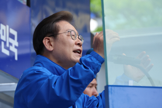 이재명 더불어민주당 제21대 대선후보가 지난 5월20일 경기 파주시 금릉역 중앙광장에서 열린 유세에서 시민들에게 지지를 호소하고 있다. 이 후보가 연설하기 위해 오른 단상에는 방탄유리가 설치됐다.<연합뉴스 사진>